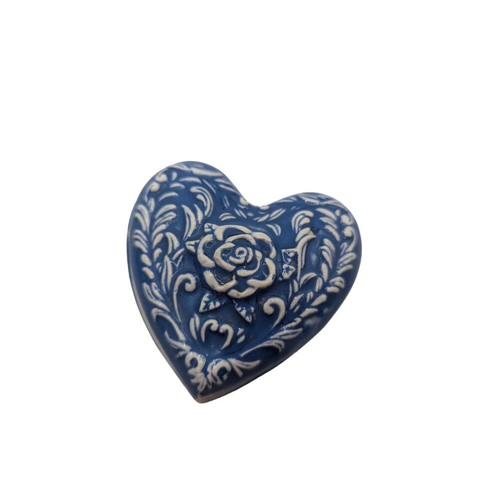 Vintage  Blue & White Ceramic Heart Trinket Box w Raised floral design - Picture 11 of 11